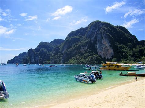 Travel In Thailand: The Phi Phi Islands (Koh Phi Phi)