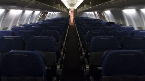 American Airlines Cabin Tour Boeing 737-800 Old Interior - YouTube