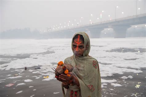 In India: sacred rites in the polluted Yamuna River | Initiatives pour ...