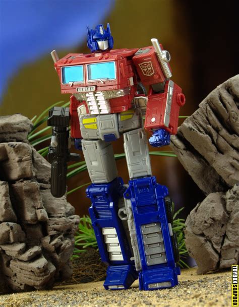 Gallery: Earthrise Optimus Prime – Toybox Soapbox