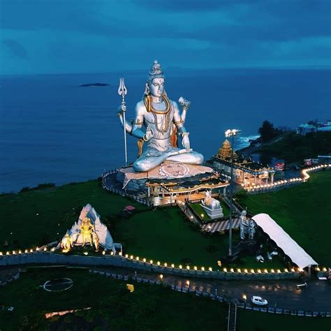 El templo Murdeshwar es famoso por la segunda estatua de Shiva más alta ...