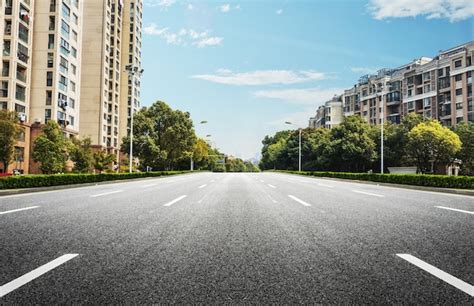 Estrada larga com edifícios de ambos os lados | Foto Grátis