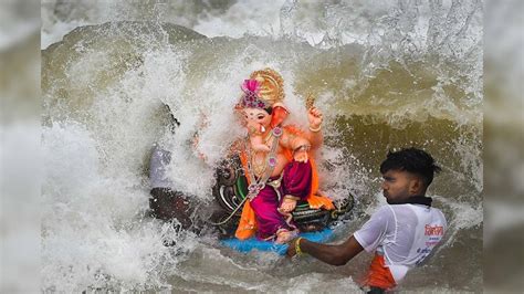 Pune sees immersion processions of Ganesh idols | Pune News, Times Now