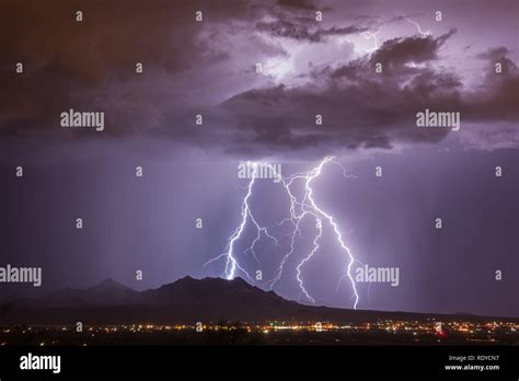 Ground to cloud lightning hi-res stock photography and images - Alamy