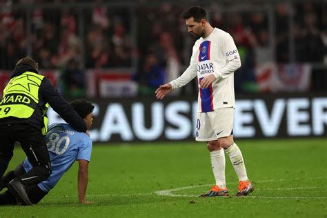 Un fanático invadió el campo para conocer a Messi y así reaccionó el ...