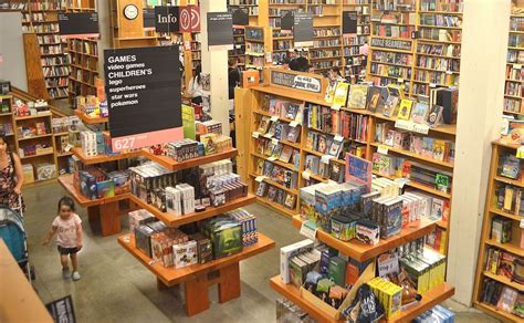 5 BEST Things to Do at Powells Books - CityBOP