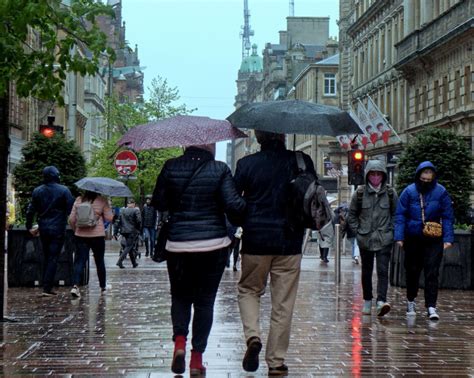 Scotland weather forecast: Glasgow wakes up to rain and plunging ...