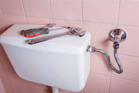 How To Remove A Toilet In 5 Easy Steps (DIY Homeowner Guide)