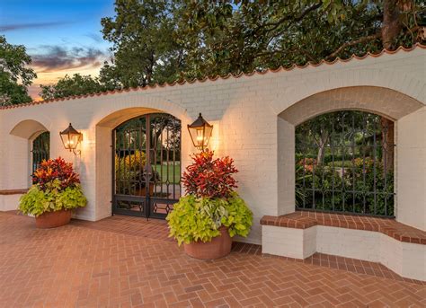 Stunning Outdoor Window Seat at Dallas Arboretum