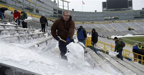 Hundreds turn out to shovel snow at Lambeau Field