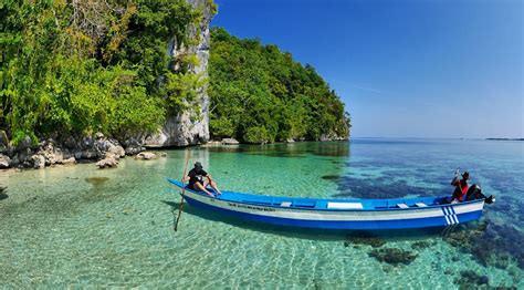 Beauty of Heaven Underwater Ora Beach Maluku - BALI