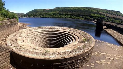 Ladybower Reservoir in The Peak District National Park's Upper Derwent ...