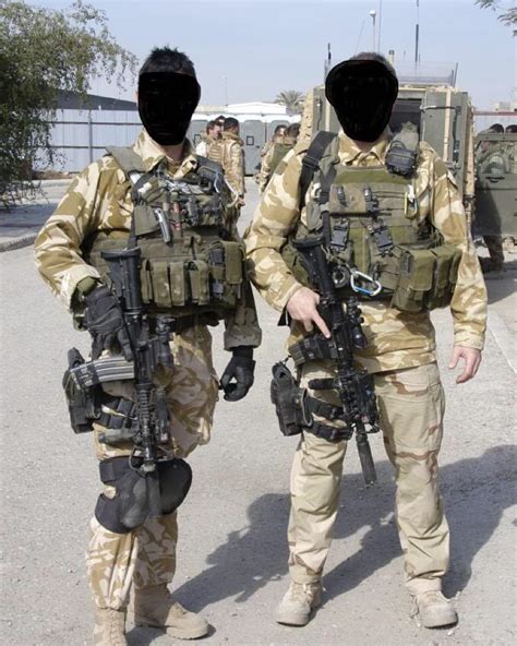 British SAS soldiers during operations in Iraq. [850 x 1063] Military ...