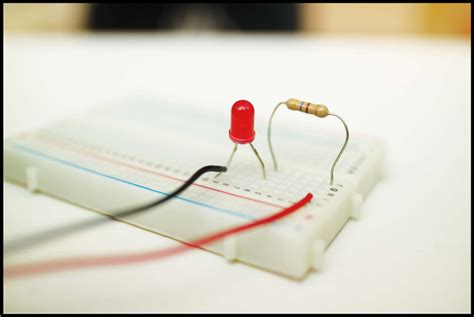 BUILD YOUR FIRST BREADBOARD CIRCUIT - A Beginner's Guide to Circuits [Book]