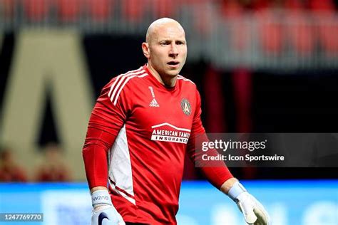 Atlanta United goalkeeper Brad Guzan warms up before the MLS match ...