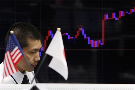 Yen Resumes Slide to Hit Seven-Year Low - WSJ