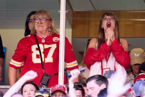 Taylor Swift cheers alongside Travis Kelce's mom at Chiefs game