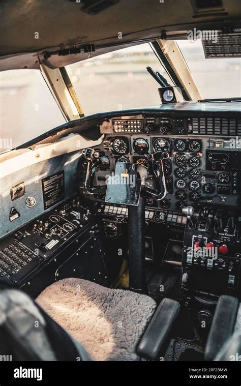 MD11 airplane Cockpit Stock Photo - Alamy