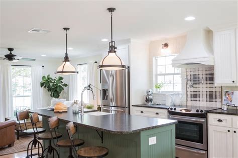 Find the best of Fixer Upper from HGTV | Farmhouse kitchen cabinets ...