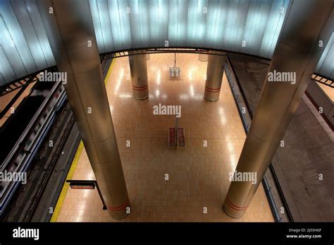 Inside the Chamartín train station in Madrid Stock Photo - Alamy