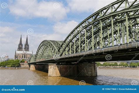 Puente Hohenzollern Y Catedral De Colonia, Alemania Foto de archivo ...