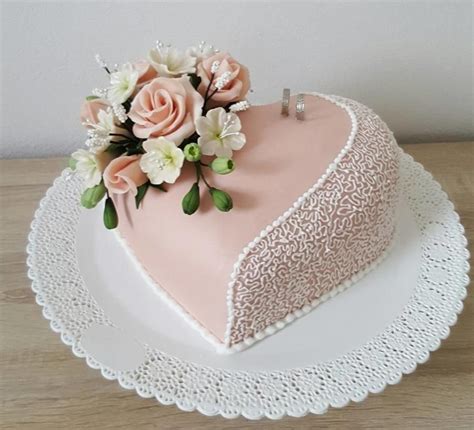 Sugar Flowers and edible lace - Cake by Mariaamalia | Cake decorating ...