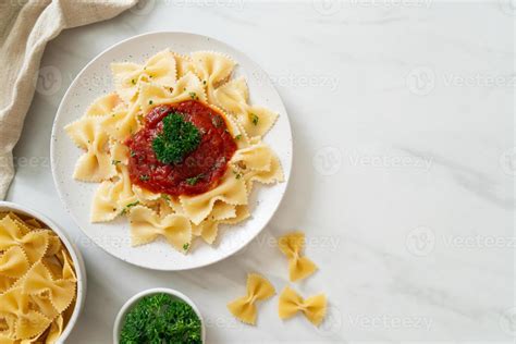 farfalle pasta in tomato sauce with parsley 7287024 Stock Photo at Vecteezy