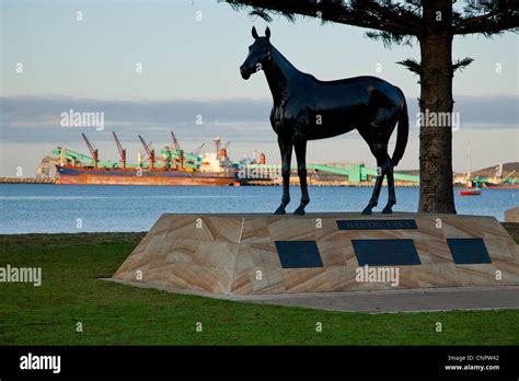 Statue of race horse Makybe Diva Stock Photo - Alamy