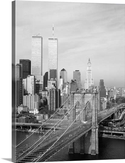 A view of the Brooklyn Bridge looking west towards Manhattan, New York ...