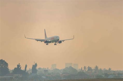 Kabut Asap Mengepung Bandara