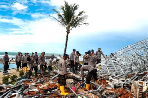 Indonesian tsunami rescue efforts continue as country marks 2004 ...