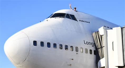 Video: Pilot Shows Off A KLM Boeing 747 Cockpit Sunroof - Simple Flying