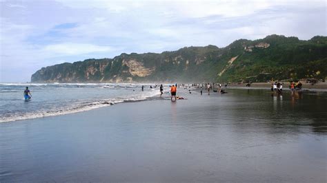 PANTAI PARANGTRITIS - Selalu Menjadi Tujuan Masyarakat Lokal