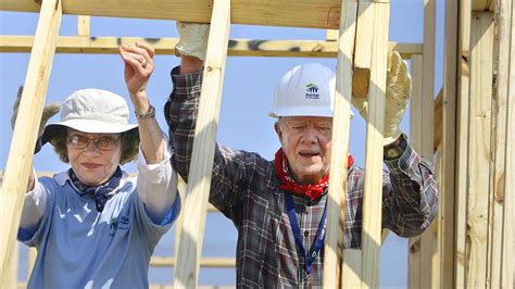 Even after breaking hip, Jimmy Carter returns to build homes with ...