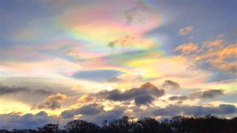 Rare 'rainbow cloud' spotted in UK skies - BBC Weather