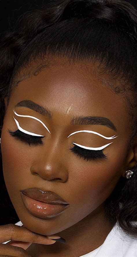 35 Cool Makeup Looks That'll Blow Your Mind : White Graphic Liner ...