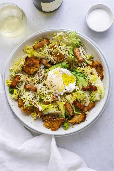 Frisée Salad with Bacon, Croutons and Poached Egg (Lyonnaise Salad ...