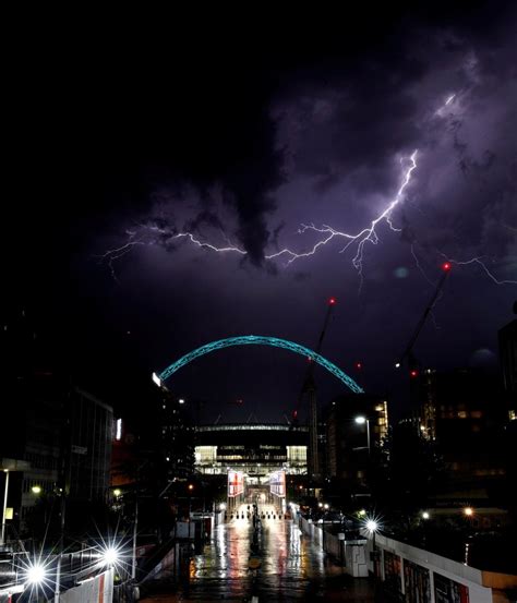 'Mother of thunderstorms' hits UK as lightning strikes 20,000 times ...