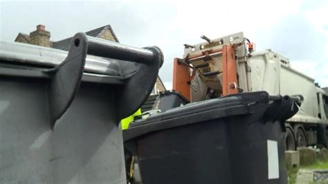 Kirklees bin workers vote to strike after suspensions - BBC News