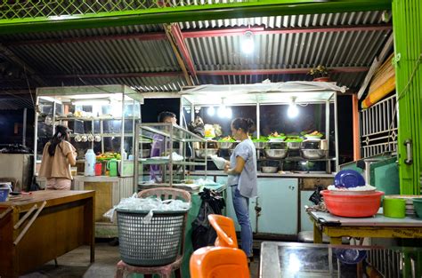 B-Kyu: B-Kyu Tour of West Sumatra - Eating Nasi Padang in Padang