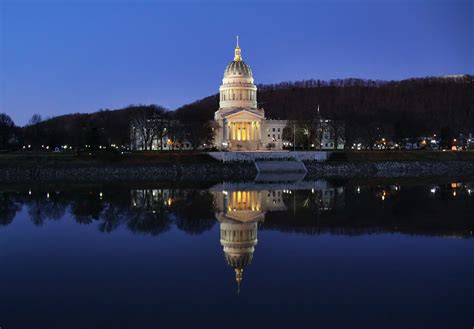 File:The West Virginia State Capitol Building in Charleston, WV.jpg ...