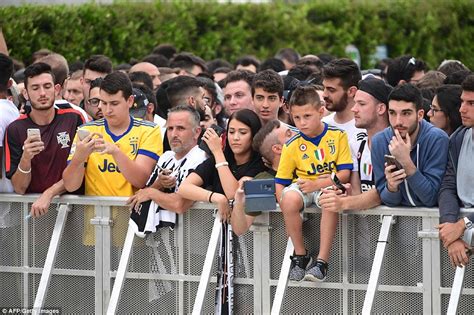 Juventus fans gathered for unveiling of Cristiano Ronaldo | Daily Mail ...