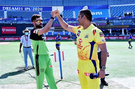 IPL 2020: WATCH- MS Dhoni and Virat Kohli converse mid pitch