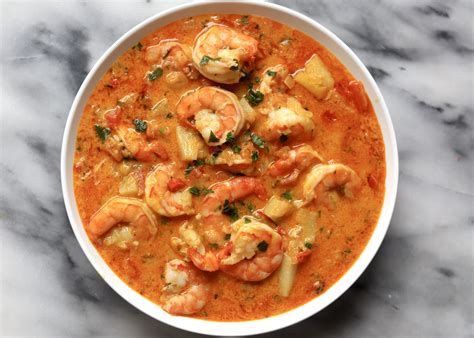 Moqueca de Camarao - Brazilian Shrimp Stew - Travelandmunchies