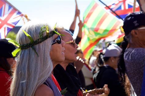 Photos: Hawaiians march in protest of a giant telescope - Business Insider