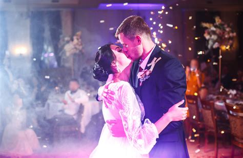 40 Last Dance Wedding Songs That Are Truly Romantic