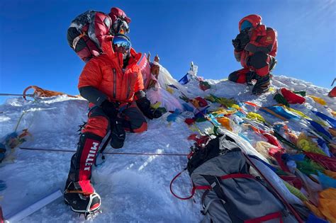 Photos: Virus fails to deter hundreds of climbers on Mount Everest ...