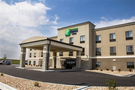 HOLIDAY INN EXPRESS & SUITES SIKESTON, AN IHG HOTEL $124 ($̶1̶3̶2̶ ...