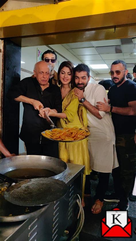 Team of Bollywood Film Jalebi Makes Jalebi in Ahmedabad | The Kolkata Mail