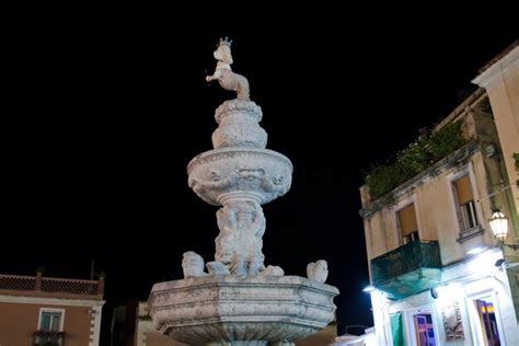 Premium Photo | Fountain in piazza duomo in taormina